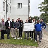 Gruppenfoto vor dem Haupteingang des EST