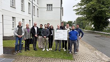 Gruppenfoto vor dem Haupteingang des EST